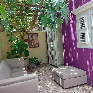 Сasa de vacaciones Purple House In Colorful Centre, Willemstad